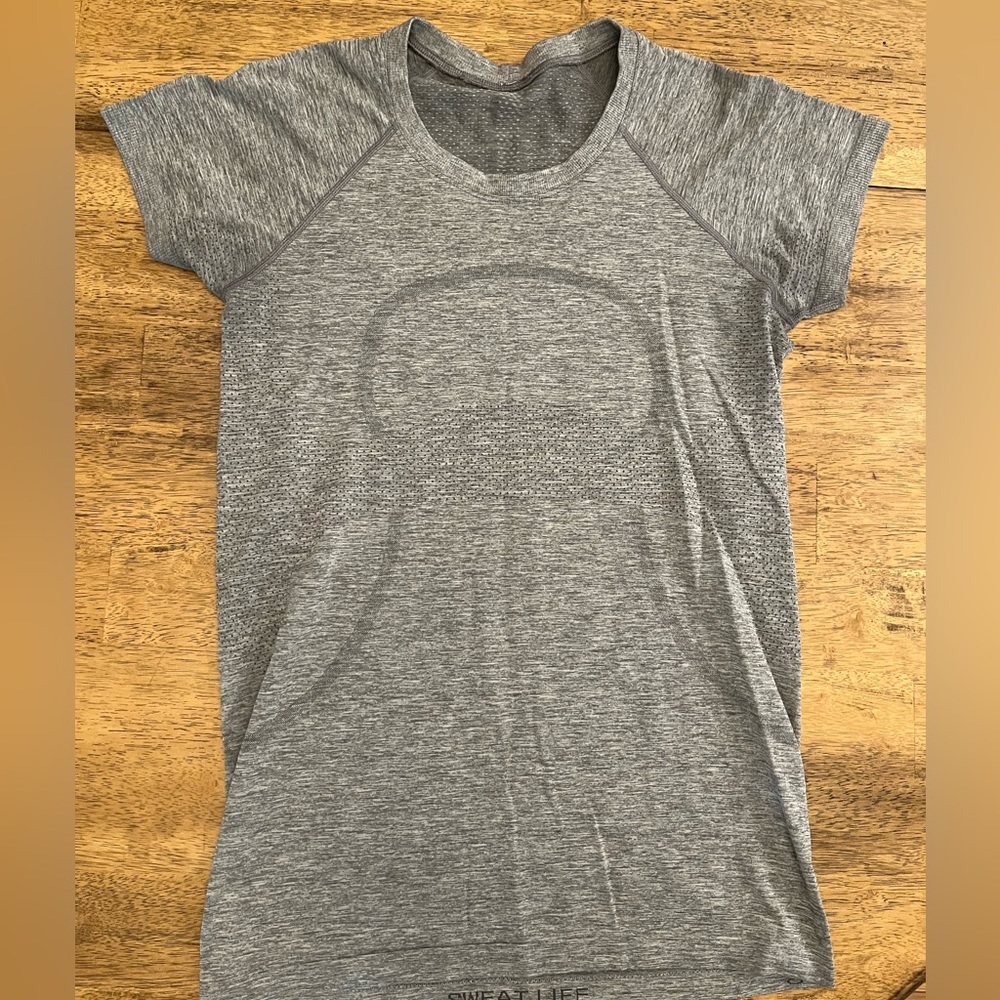 Grey lulu lemon swiftly short sleeve - size 6!
